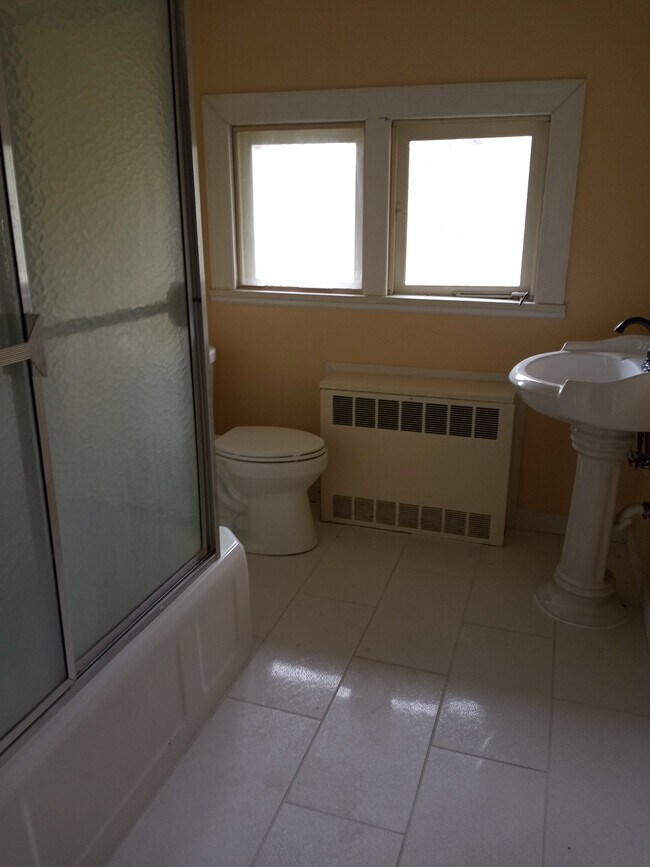 Building Photo - 630 E Holmes St