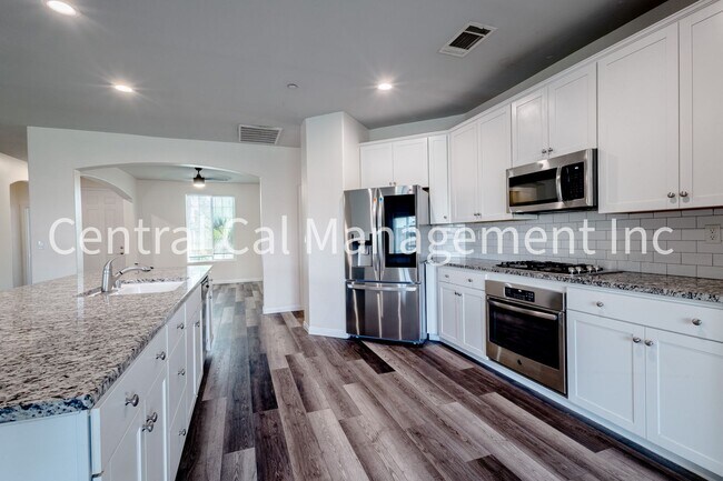Building Photo - 4 Bedroom/2 Bath Home in the Southwest - $2595 Per Month!
