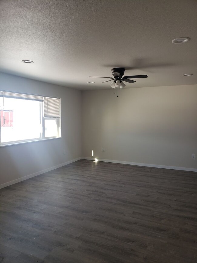 Building Photo - 3 Bedroom Duplex