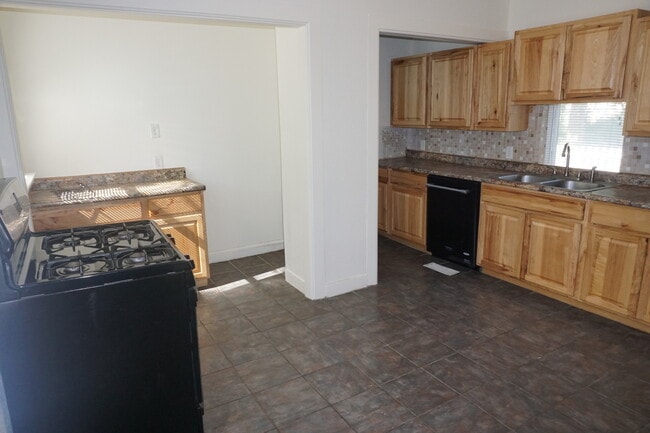 Building Photo - 5 bed / 2 bath + bonus room near universities $375/bedroom