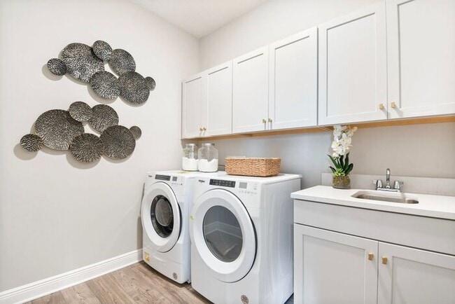 Building Photo - "Unfurnished" Luxurious 5/3.5 Stunning Hom...