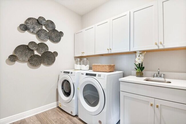 Building Photo - "Unfurnished" Luxurious 5/3.5 Stunning Home with a Generous Loft and a 2 Car Garage in the Highly...