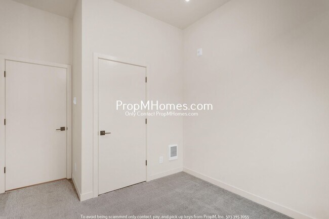 Building Photo - Two Bedroom Modern Oasis with Stunning Views & Designer Finishes