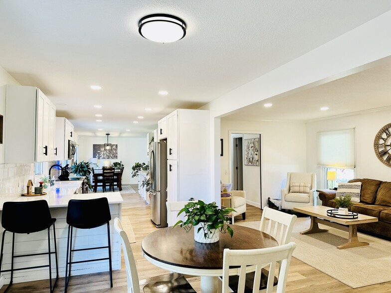 main floor - 8 Applewood Ct W