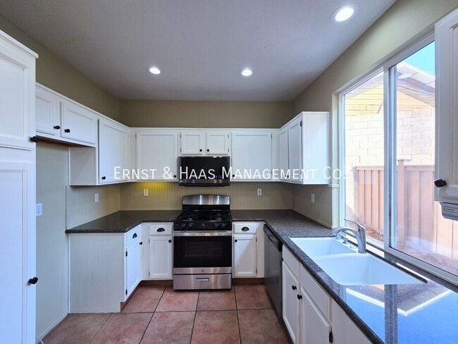 Building Photo - 2931 N Santa Fe Pl