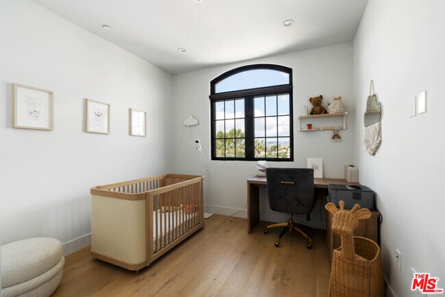 Building Photo - 738 Parkman Ave