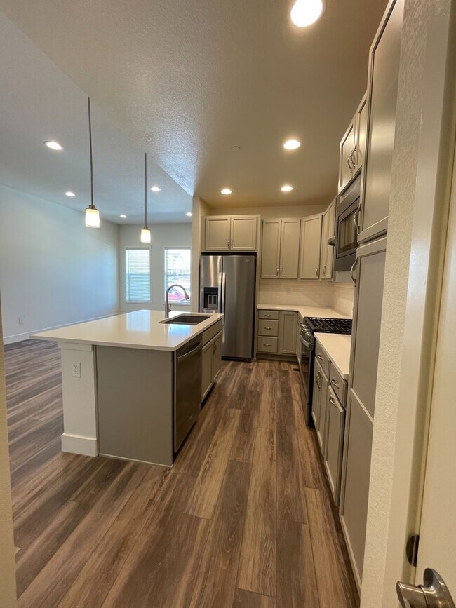 Building Photo - 3bed/3.5bath Townhouse in Downtown Superior - Available August!
