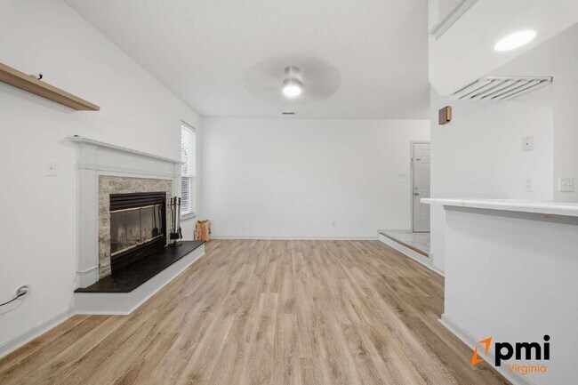 Building Photo - Immaculate 2 Bedroom 2 Bath Condo- Shore Drive