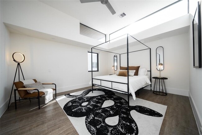 Building Photo - 2212 Francis St