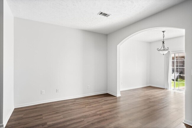 Building Photo - Stunning 3BR/2.5BA Updated Townhome in Pri...