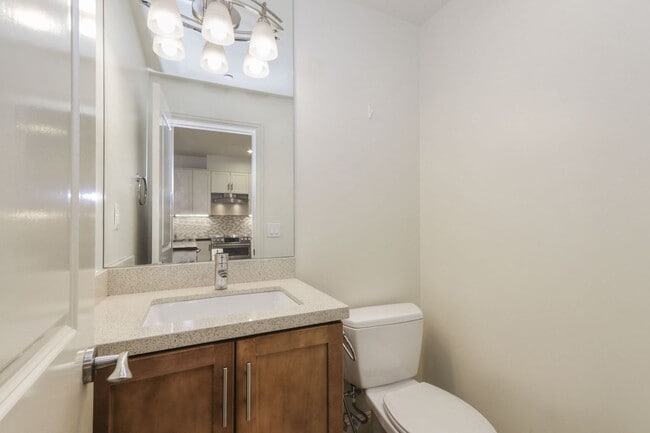 Building Photo - Open and Bright 2 bed/ 1.5 bath town-home ...