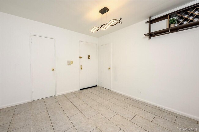 Building Photo - 5 Sadore Ln
