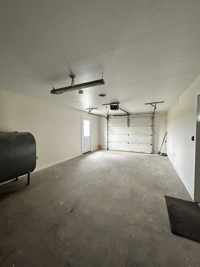 Building Photo - Welcome home to this completely renovated ...