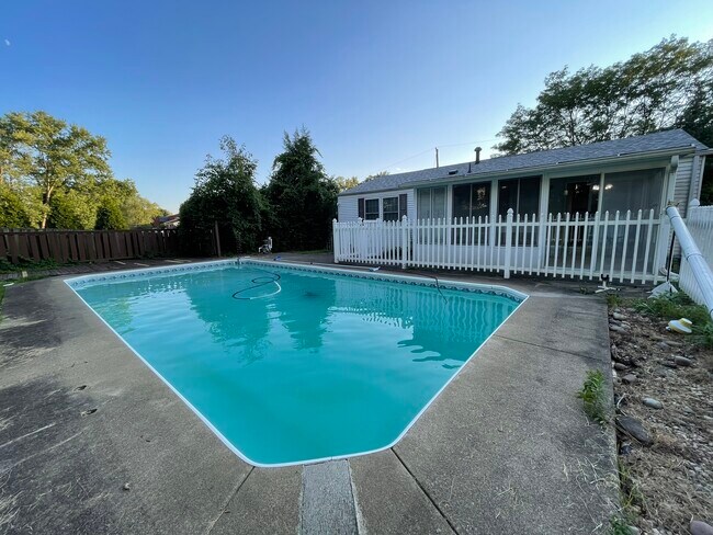 Building Photo - 493 Rainier Dr
