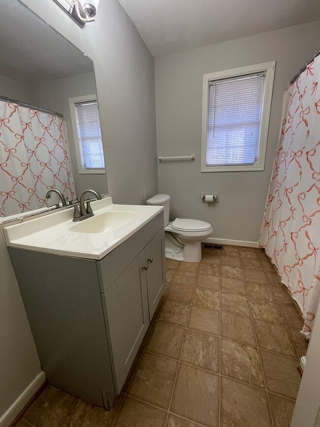 Building Photo - Adorable Rancher Style Home