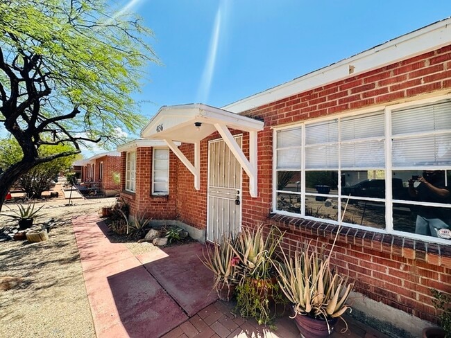 Primary Photo - Spacious Private Yard with Washer/Dryer Ho...
