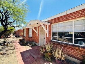 Building Photo - New Flooring! Spacious Private Yard with W...