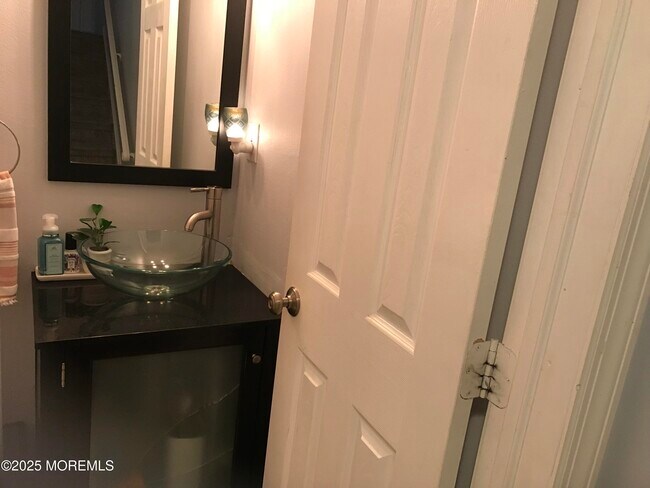 Building Photo - 185 Clubhouse Dr