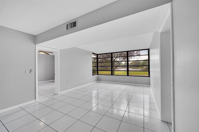 Building Photo - 1713 Whitehall Dr