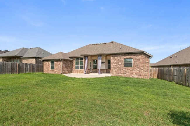 Building Photo - Come home to this stunning 4 bed/2 bath split floorplan home in Centerton!