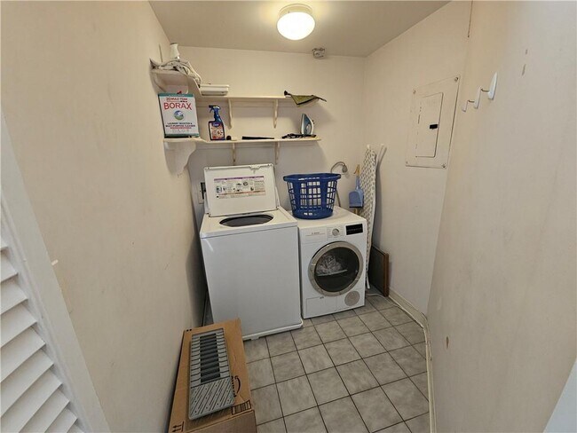 Building Photo - 364 BELLEVUE Avenue UNIT W S