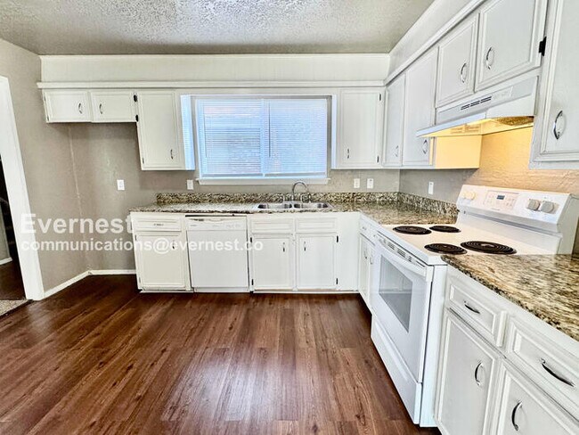 Building Photo - 3-bedroom, 2.5-bathroom Home with Garage /...
