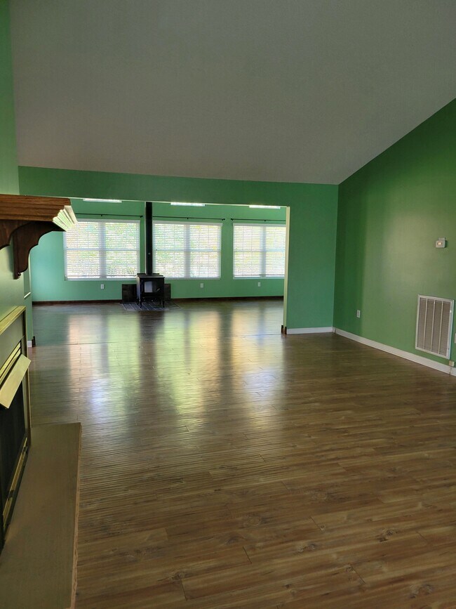 Building Photo - 71 Crest Cir