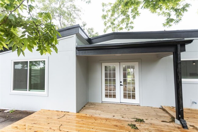 Building Photo - 10937 Greenwillow Dr
