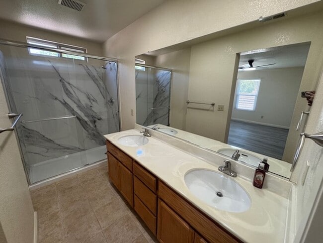 Building Photo - Gorgeous updated gated community unit!