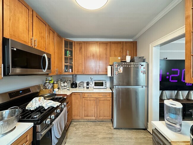 Building Photo - 1352 W Carmen Ave