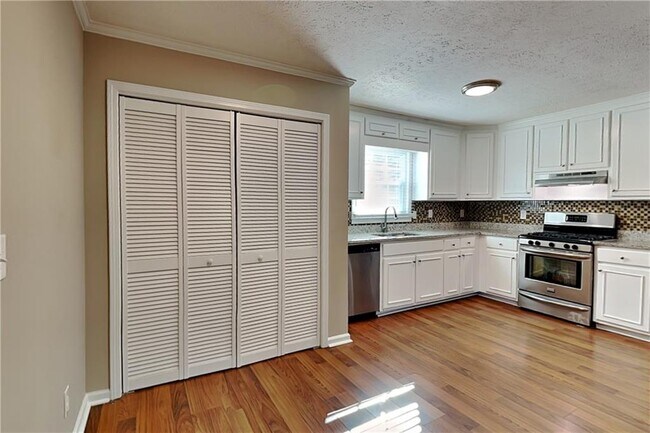 Building Photo - 1606 Shadowbrook Dr