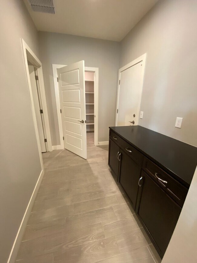 Building Photo - 1560 W Avenida Del Valle