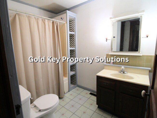 Building Photo - 815 N Elm St