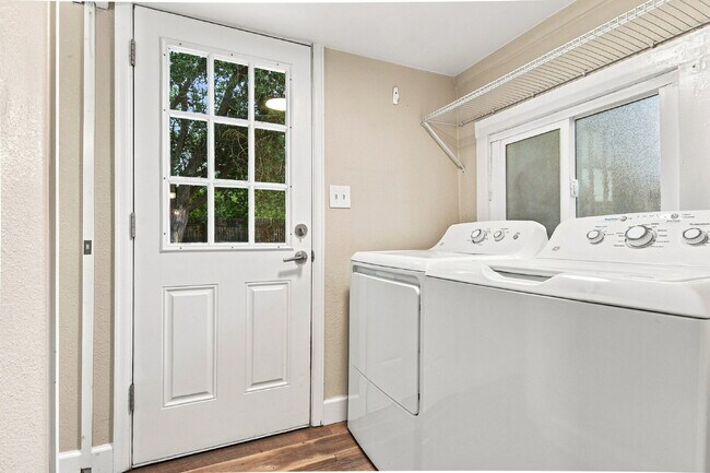 Building Photo - $1,595.95 with $250 Cleaning Voucher, 1 Bed - 1 Bath, Single Family Home in Aurora with Private a...