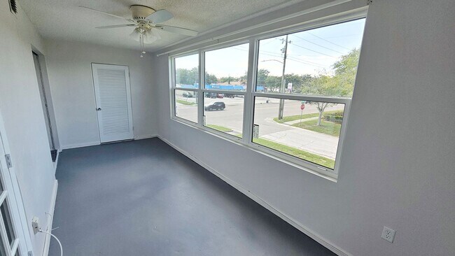 Building Photo - 2 Bedroom 1 Bath Second Floor Condo in St....
