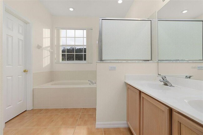 Building Photo - 411 Tamarind Parke Ln