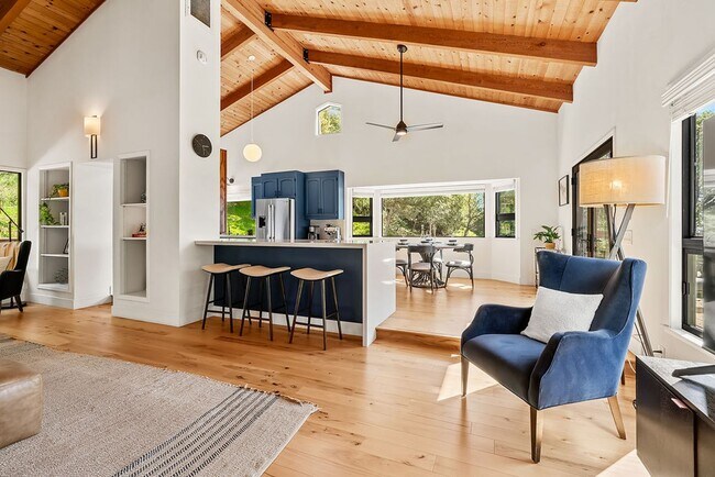 Building Photo - 913 Valley View Dr