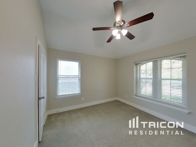 Building Photo - 2021 Bay Laurel Dr