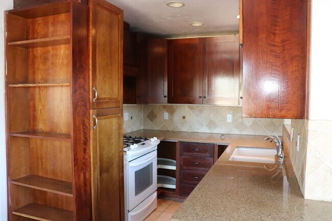 Building Photo - 2416 Cedar Dr