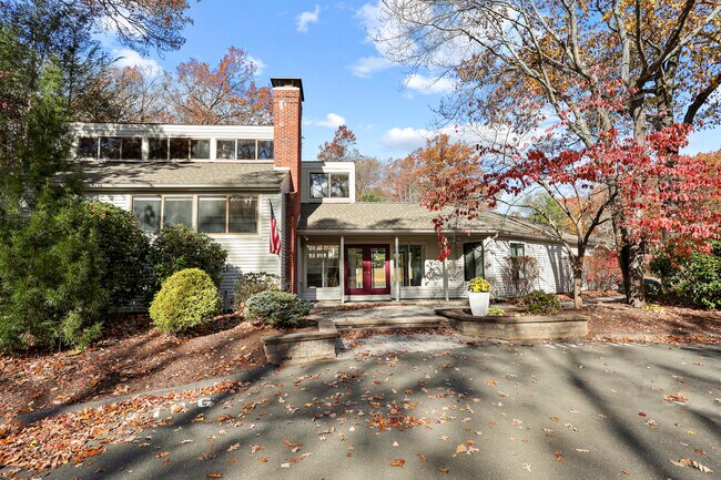 Building Photo - 27 Farmington Chase Crescent