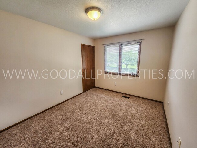 Building Photo - Executive 4 Bedroom Home in West Des Moines with a fenced in yard !!!