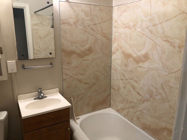 Building Photo - North side, quiet and spacious one bedroom is walking distance to the north side of the UC Berkel...