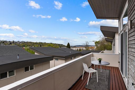 Building Photo - Stand-Alone Modern Home with Elliott Bay Views