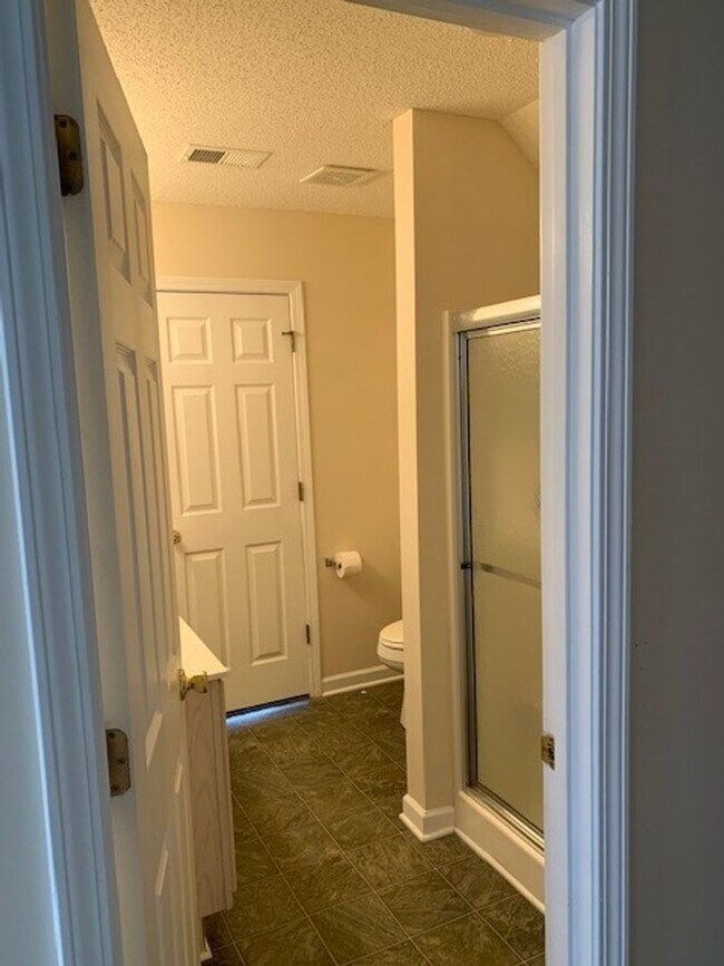 Building Photo - 2 Bedroom / Loft at Wynbrooke
