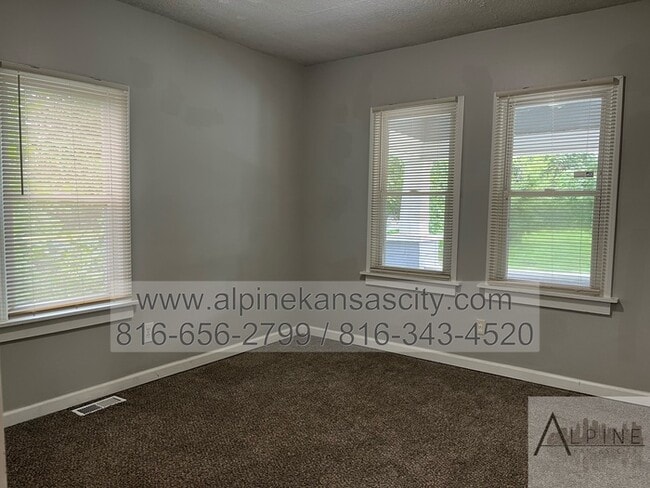 Building Photo - Spacious Upstairs Loft with Bathroom!