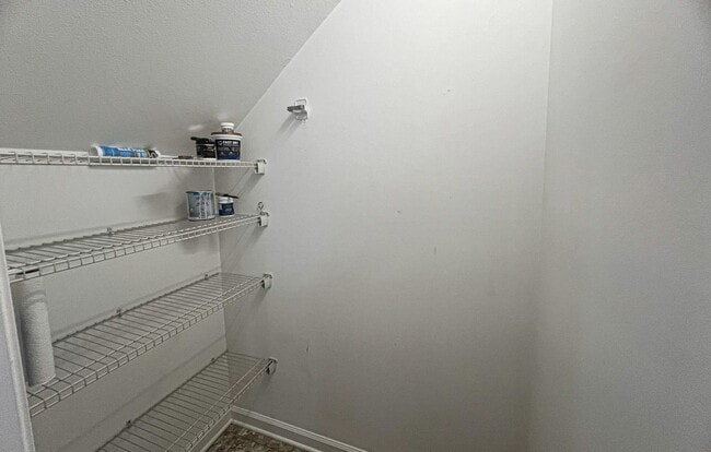 Building Photo - Lovely 2 bedroom 2 1/2 bathroom Townhome in Northeast Greensboro!