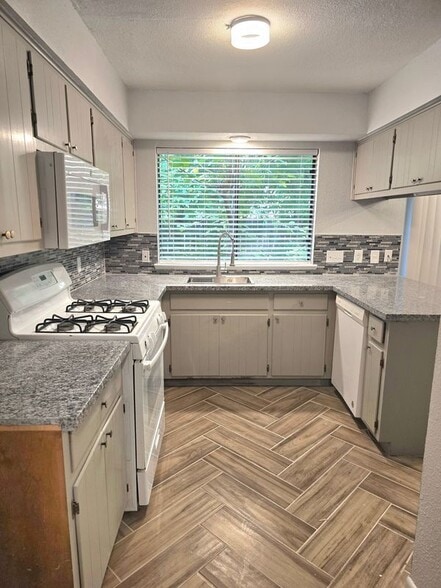 Building Photo - 1417 Hyridge Cir