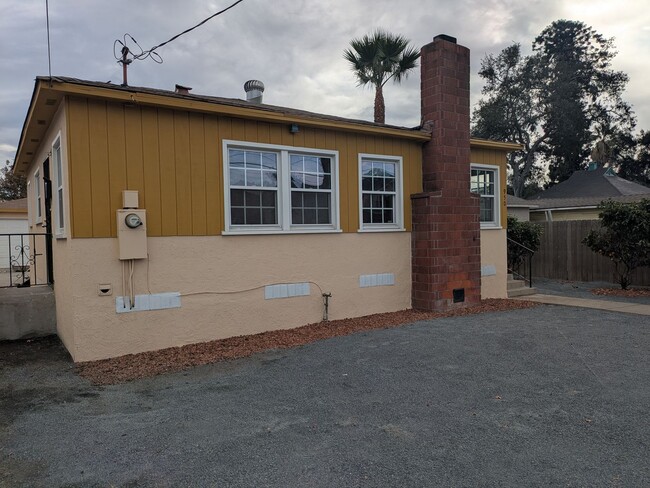 Building Photo - Great 3 Bedroom Home is a Good Neighborhoo...