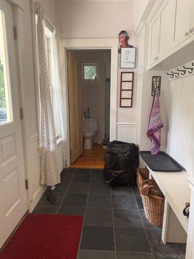 Building Photo - Short term- 4 Bedroom just two blocks from...