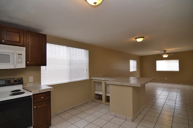 Building Photo - Spacious 4 Bedroom 2 Bath Home! Great South Tucson Location!